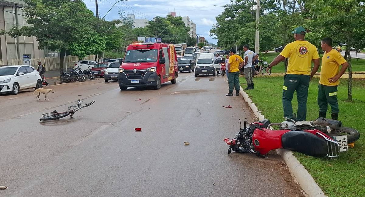 Acidente grave entre moto e bicicleta deixa dois feridos na Jorge Teixeira