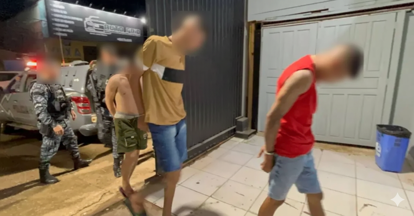Bando é flagrado com roupas furtadas e drogas na zona leste