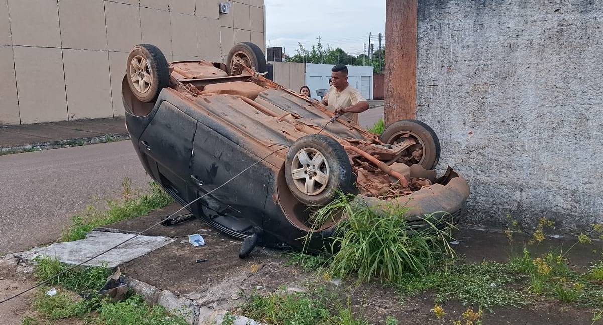 Capotamento é registrado após colisão no bairro Agenor de Carvalho
