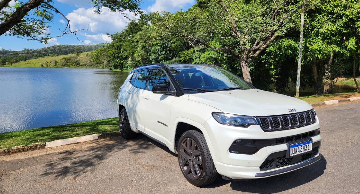 Jeep Compass 2026 lidera combinando conectividade e assistência à condução
