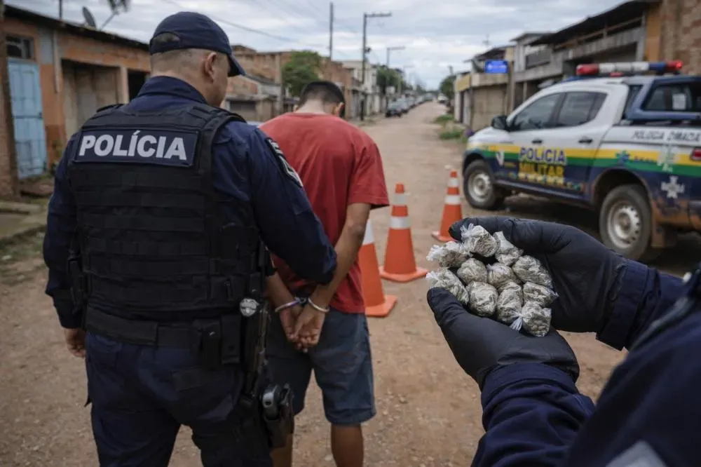 Menor é apreendido com maconha e cocaína no Orgulho do Madeira