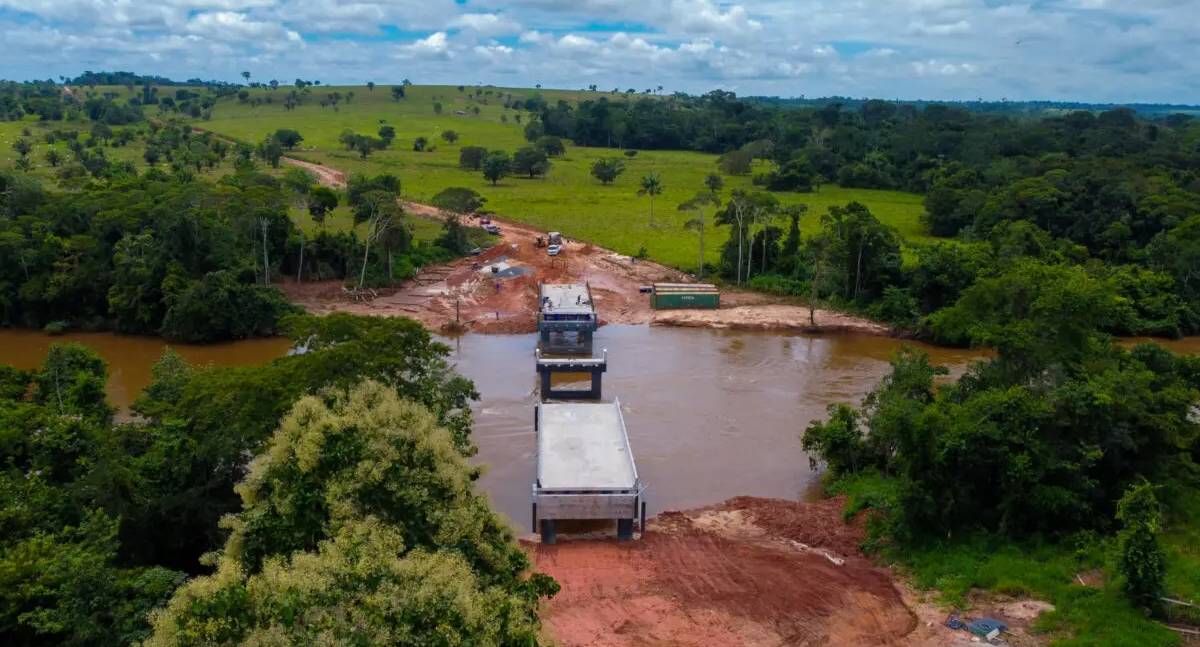 Ponte sobre o Rio Pimenta Bueno avança na RO-495