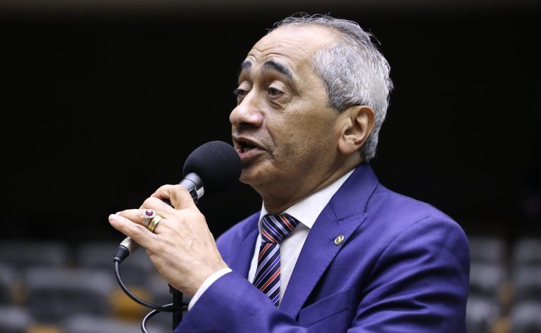 Projeto criminaliza indução a desafios perigosos que coloquem a vida em risco