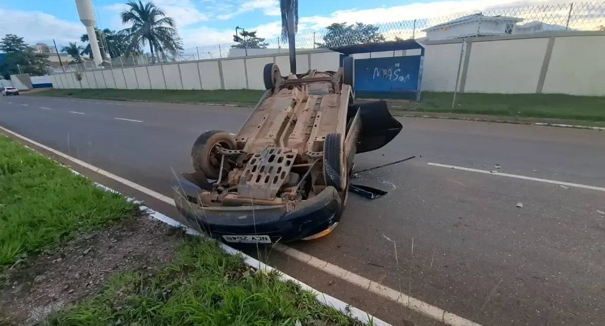 Veículo capota na avenida Rio Madeira e casal abandona local