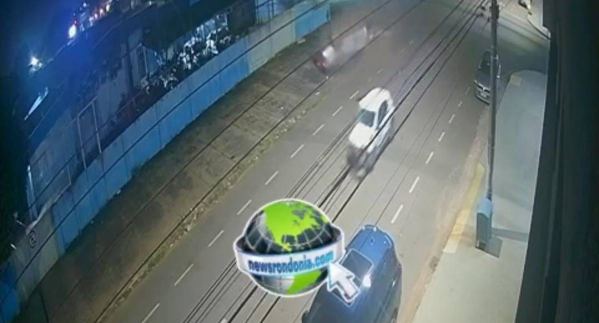 VÍDEO: Hilux invade cruzamento e causa grave acidente com capotamento no centro