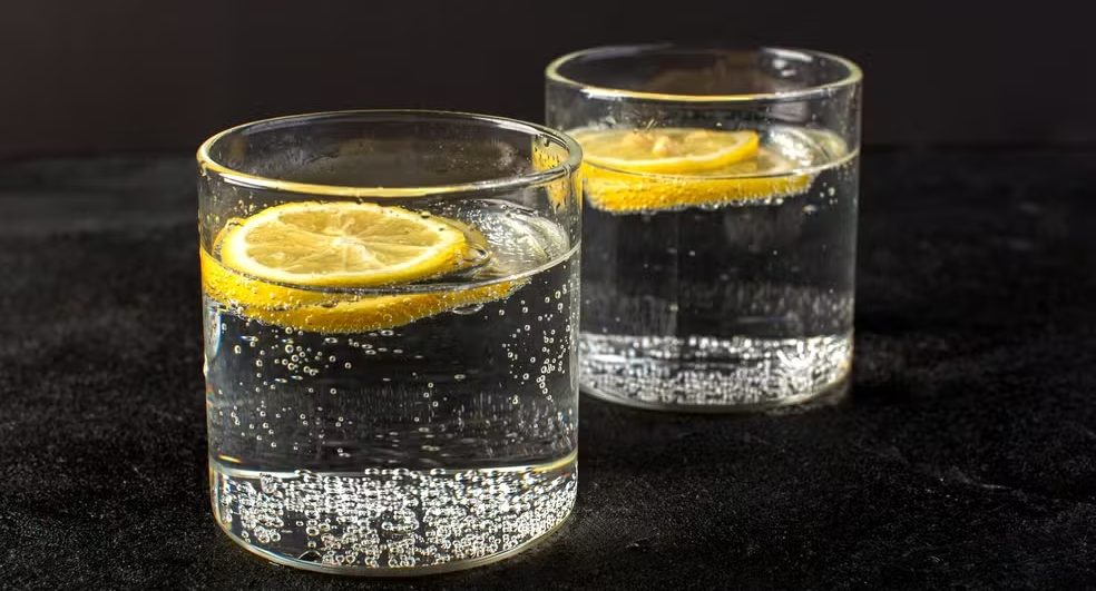 Água com gás aumenta a pressão? Médicos explicam o que é mito e o que é verdade