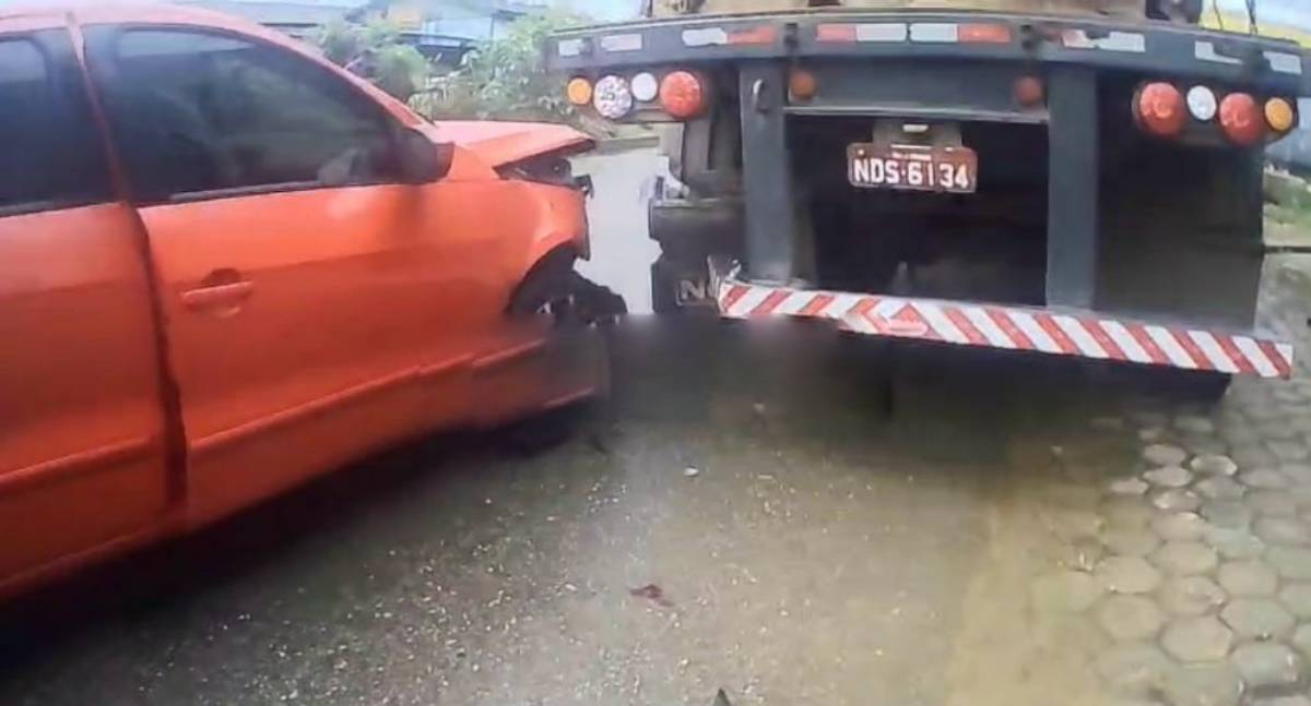 Carro atinge traseira de bitrem estacionado e deixa feridos em RO