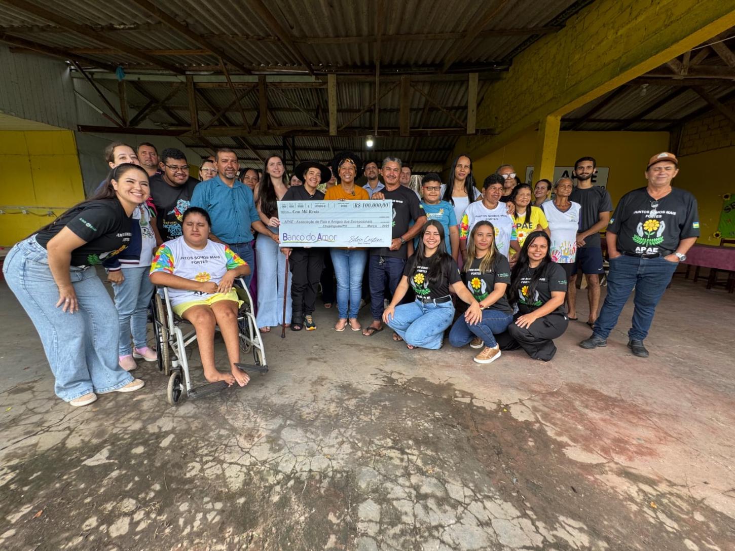 Em Chupinguaia, Sílvia Cristina anuncia R$ 770 mil para a saúde e participa da entrega de R$ 100 mil para a Apae
