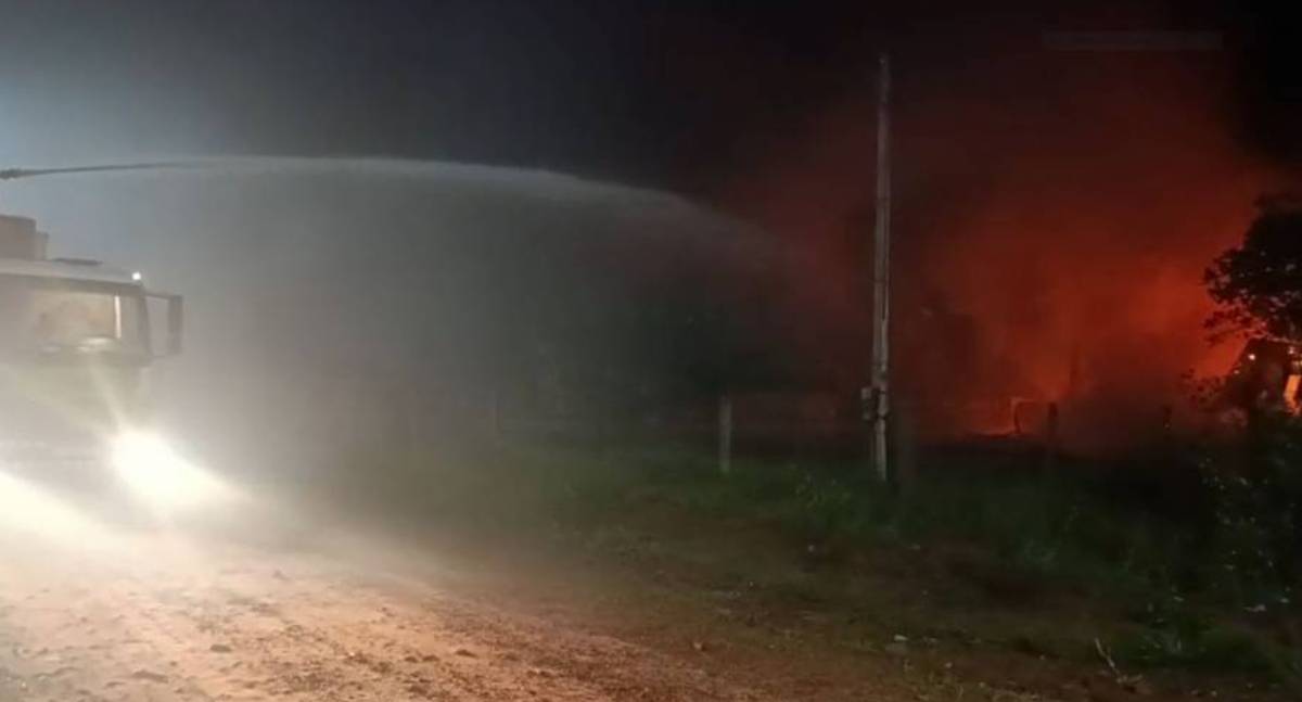 Incêndio destrói casa de madeira em distrito na BR 364