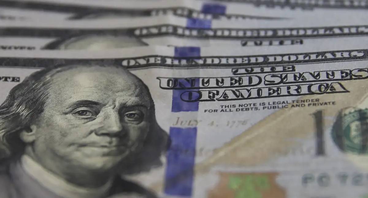 Mercado reage à ofensiva no Irã com disparada do petróleo e alta do dólar