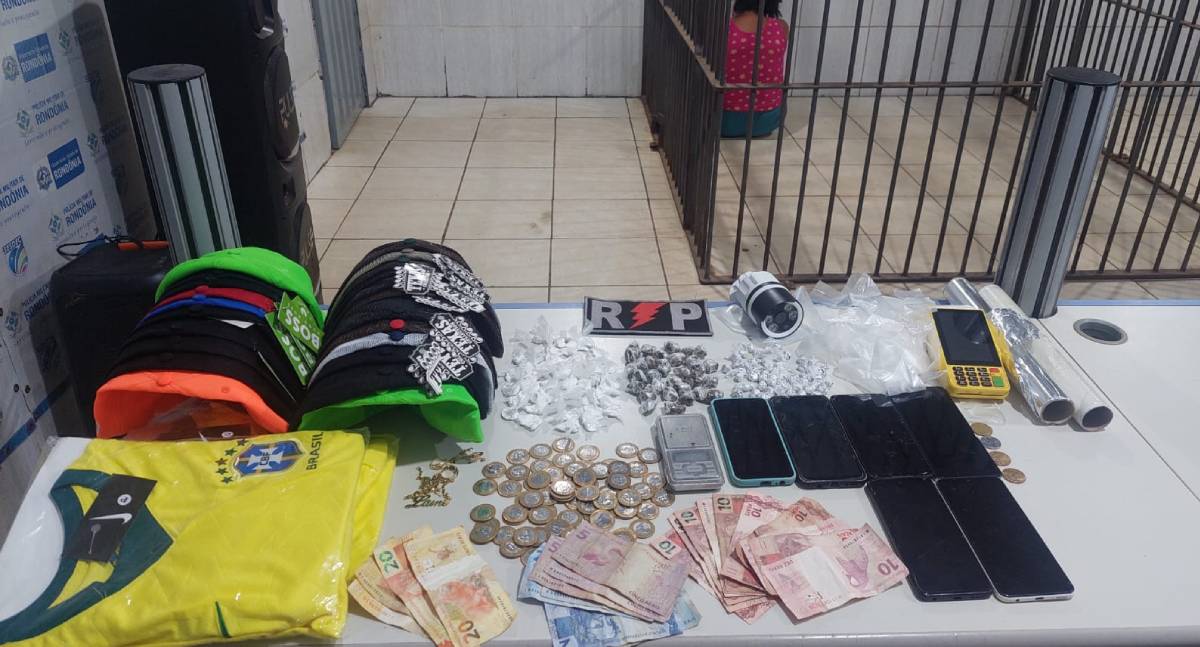 Polícia Militar prende mulher pro tráfico de drogas na Vila Samuel