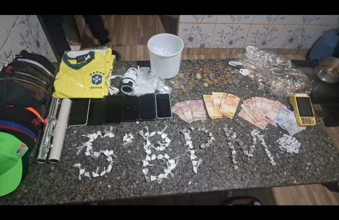 Polícia Militar prende mulher pro tráfico de drogas na Vila Samuel