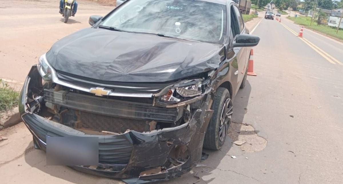 Veículo e carro de aplicativo colidem no trevo do Savana Park