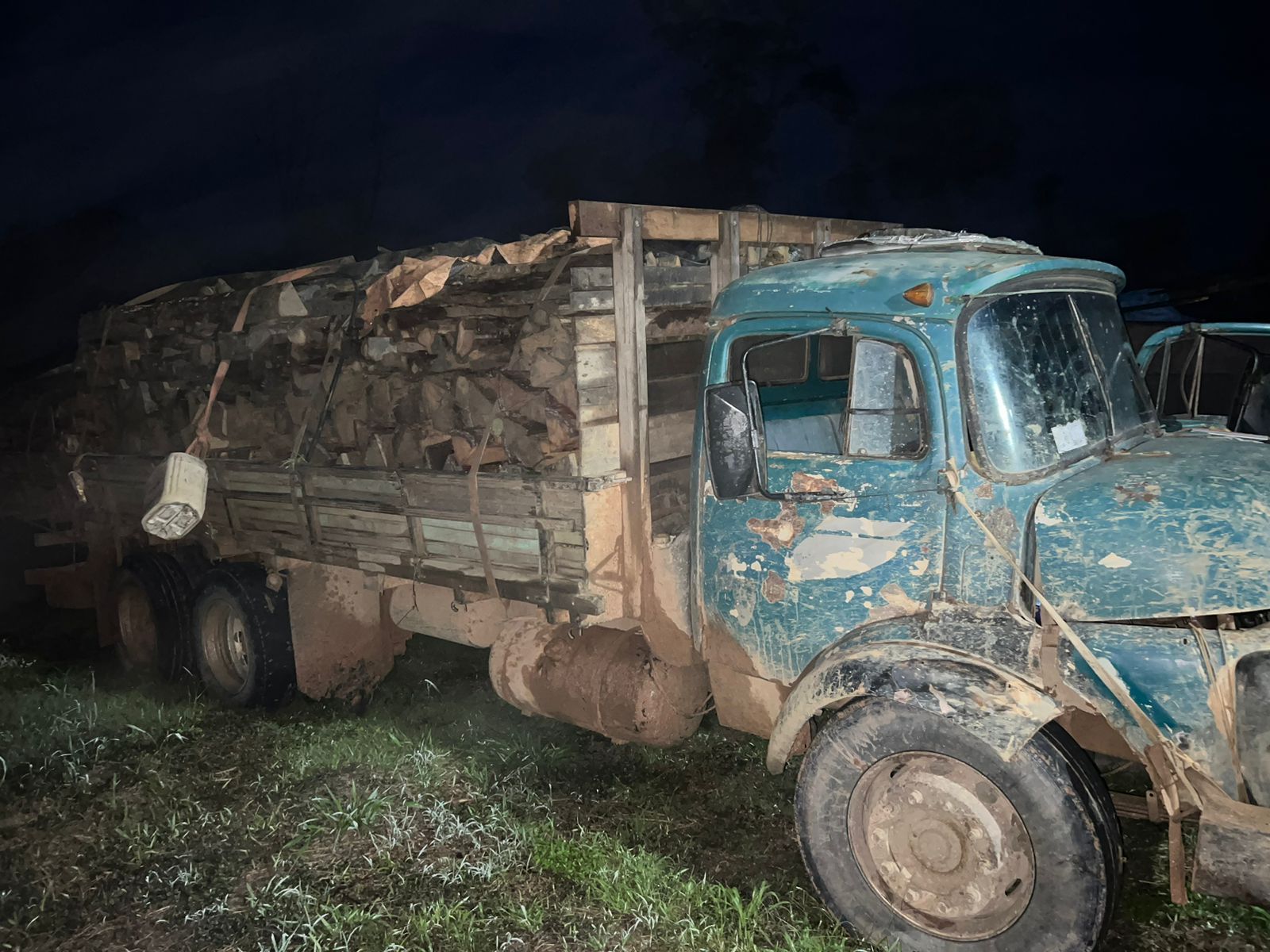 Ação conjunta entre BPA e SEDAM apreende madeira ilegal e veículos durante fiscalização em Cujubim