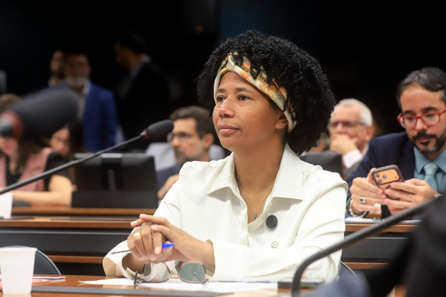 Deputada Sílvia Cristina votou a favor da PEC 383, que assegura recursos para a assistência social