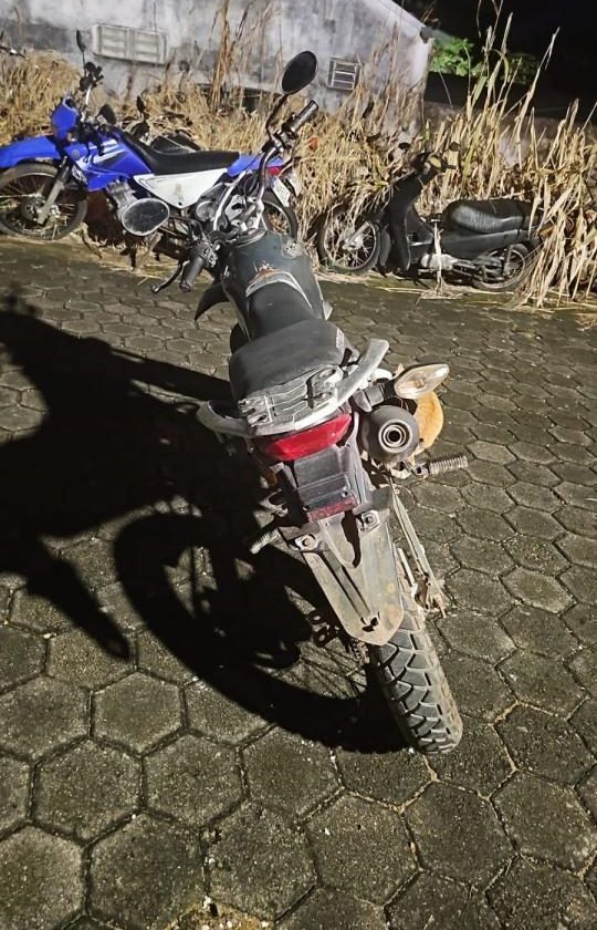 Dupla é presa após tentar levantar informações sobre efetivo da PM e acaba flagrada com arma e moto roubada em Vale do Paraíso-RO