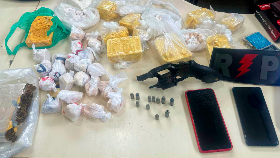 JI-PARANÁ – POLÍCIA MILITAR APREENDE MAIS DE 5 KG DE DROGAS, ARMA DE FOGO E PRENDE SUSPEITO