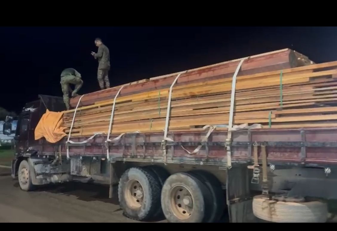 POLÍCIA MILITAR FLAGRA TRANSPORTE IRREGULAR DE MADEIRA EM MACHADINHO D’OESTE
