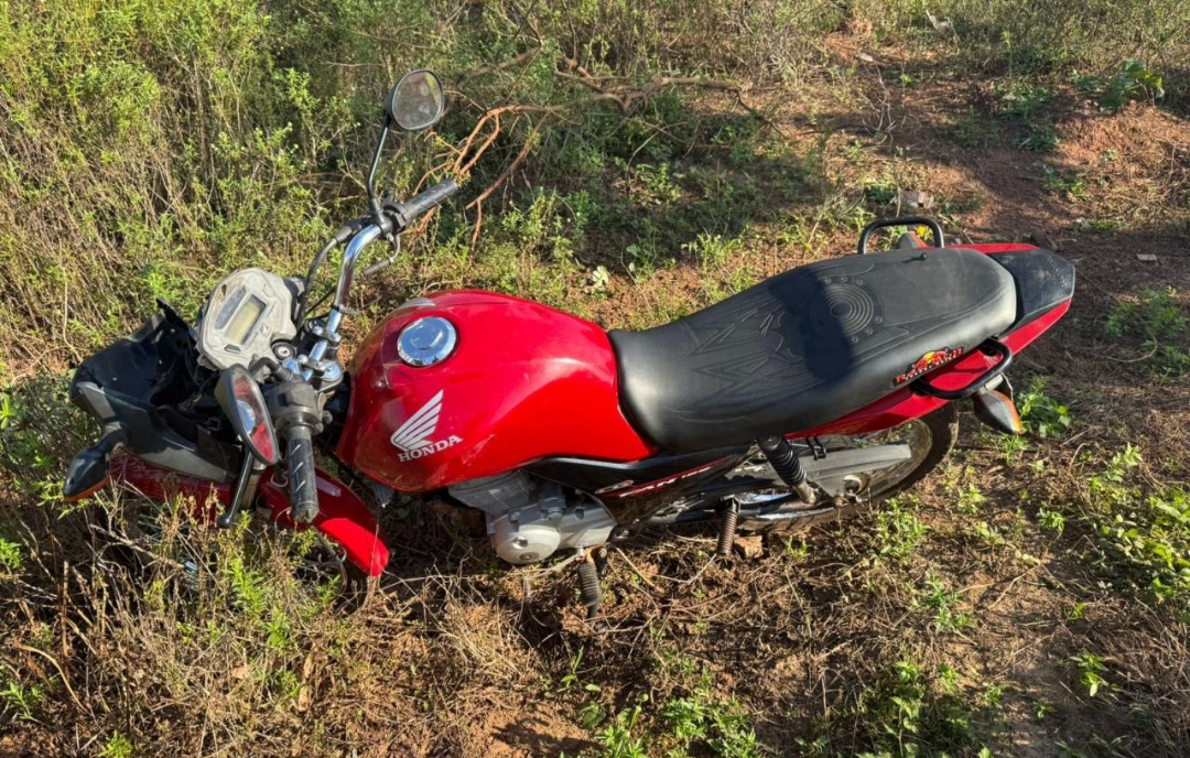 Motocicleta furtada é recuperada pela Polícia Militar em terreno baldio