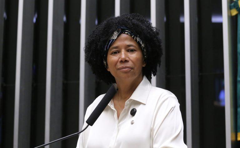 Sílvia Cristina relata projeto aprovado pela Câmara, que considera fator amazônico nas despesas da merenda escolar