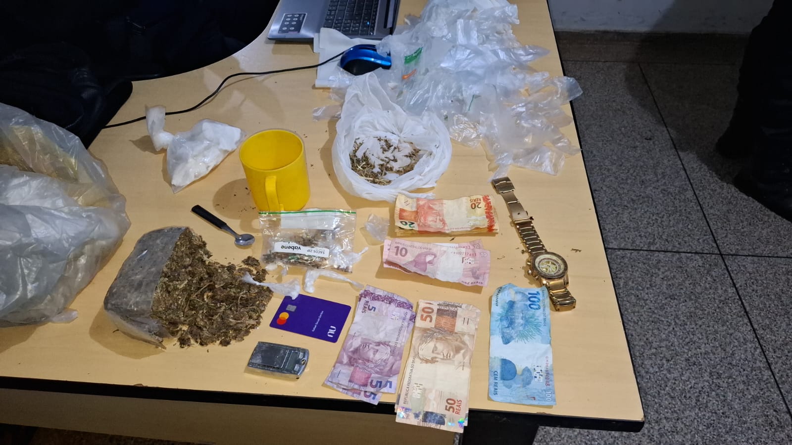 Guarnição do Setor 15 do 5º BPM apreende grande quantidade de drogas durante ação no bairro Ronaldo Aragão