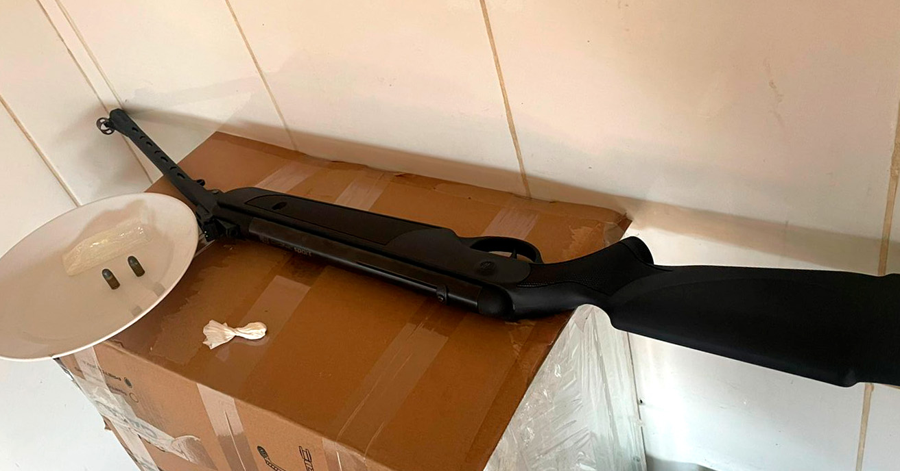 JI-PARANÁ – FUGA DE SUSPEITO LEVA POLÍCIA MILITAR A LOCALIZAR MUNIÇÕES, ARMA DE PRESSÃO E ENTORPECENTE