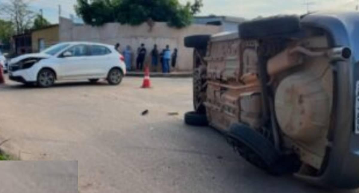 Carro capota após colisão em cruzamento na zona sul de Porto Velho