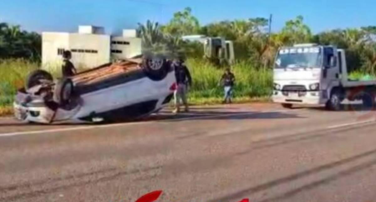 Carro capota na BR-364 após estouro de pneu e motorista é flagrado sem CNH
