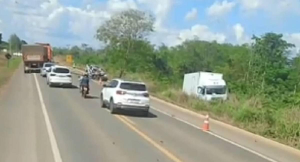 Colisão entre caminhão e caminhonete na BR-364 deixa uma pessoa morta em Rondônia