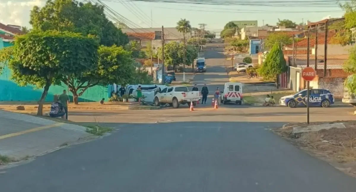 Colisão entre jipe e caminhonete do DER deixa feridos em cruzamento no bairro Novo Horizonte