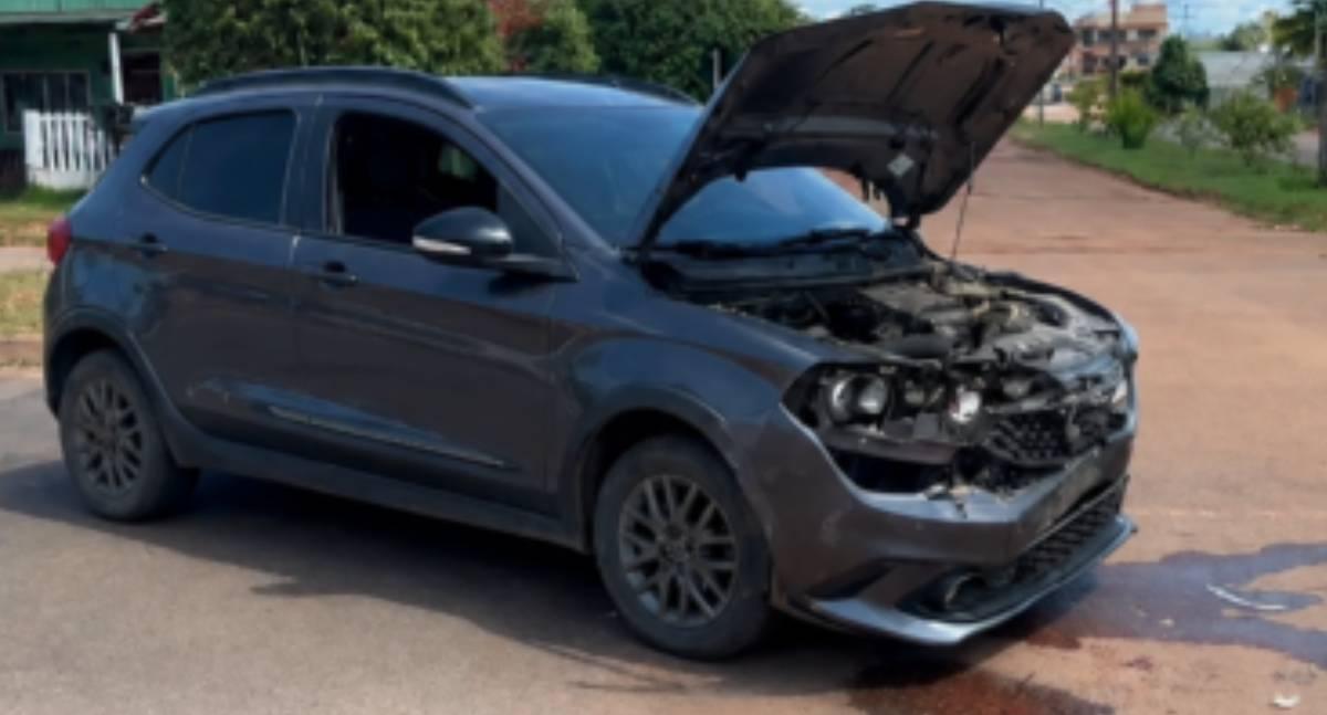 Colisão transversal entre automóveis deixa passageira ferida em cruzamento de Rolim de Moura