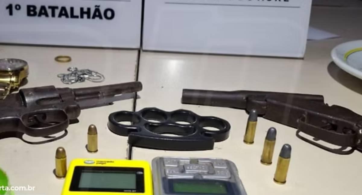 Força Tática prende dupla e apreende armas, drogas e materiais do tráfico em residência
