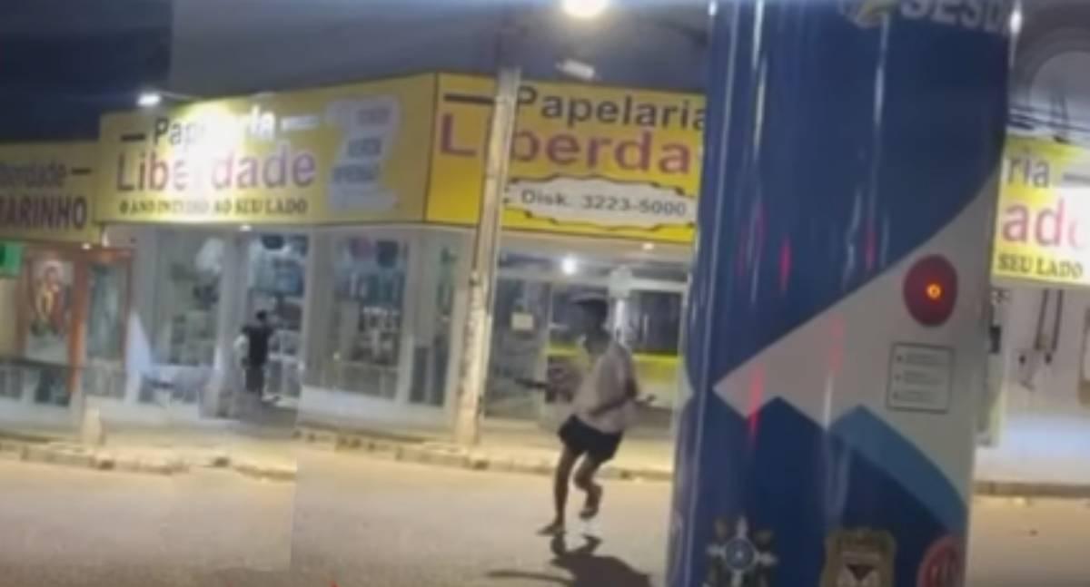 Influencer grava vídeo assustando morador de rua com arma de pressão em Porto Velho