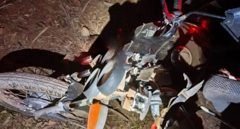 Motociclista fica ferido após perder o controle em ponte e cair em pasto na zona rural