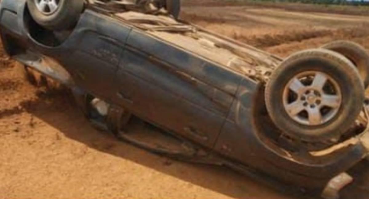 Motorista escapa ileso após capotamento de veículo em estrada rural
