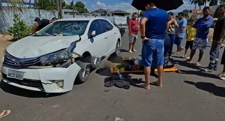 Mulher fica gravemente ferida após acidente entre bicicleta elétrica e carro em Rondônia