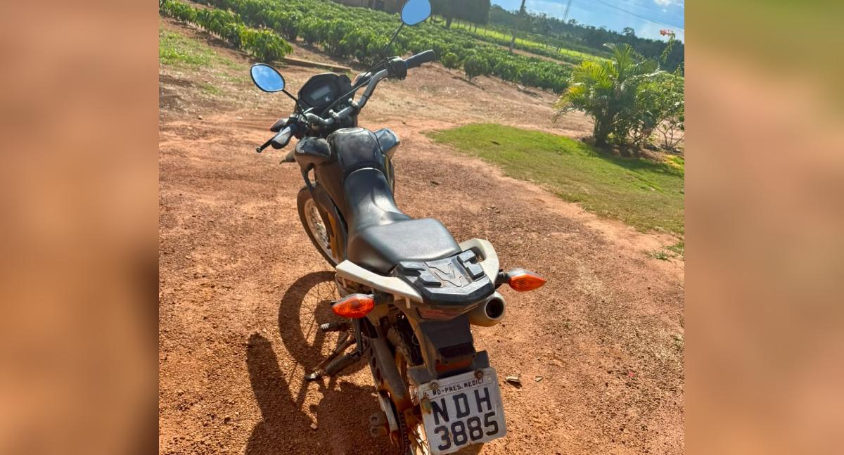 PMRO recupera motocicleta roubada e prende dois homens em São Miguel do Guaporé