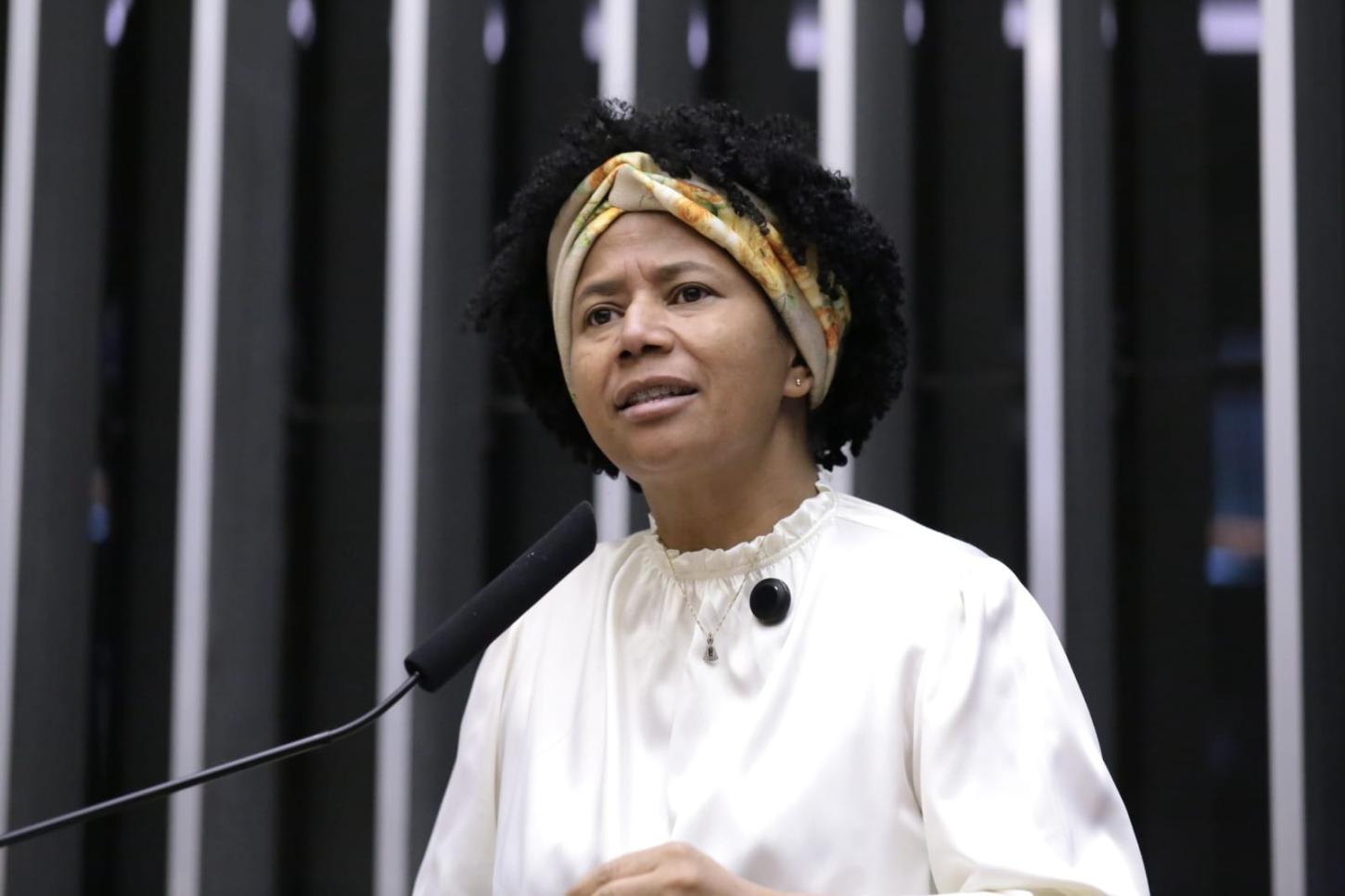 Achou que WhatsApp era terra sem lei e foi condenado a pagar R$ 25 mil por ofensas raciais contra Sílvia Cristina