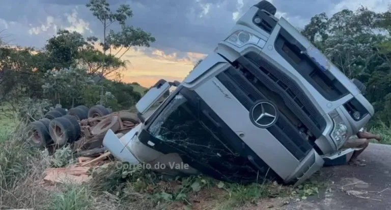 Caminhão carregado com madeira capota na rodovia RO-473 em Rondônia