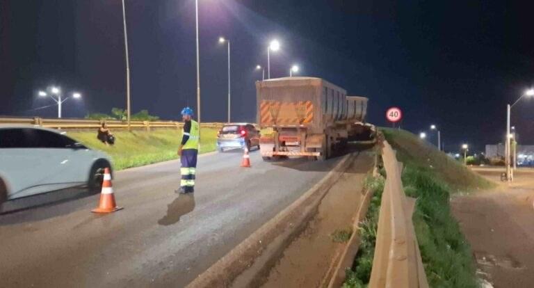 Carreta carregada de soja fica parada e interdita faixa no Trevo do Roque