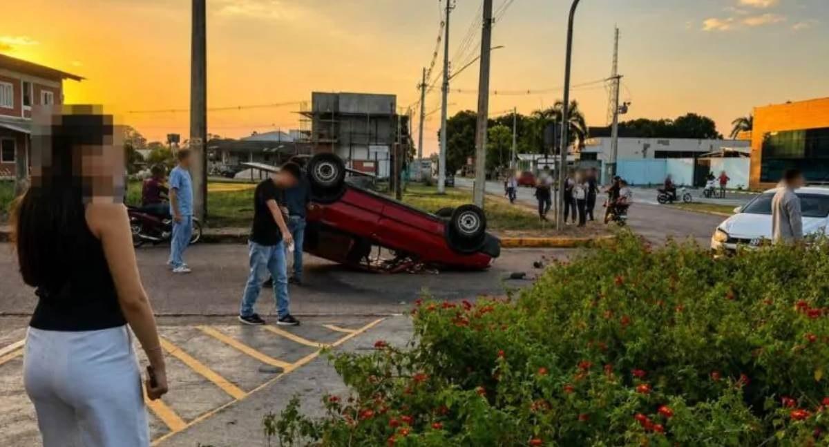 Colisão entre carros encerra com veículo capotado em cruzamento em RO