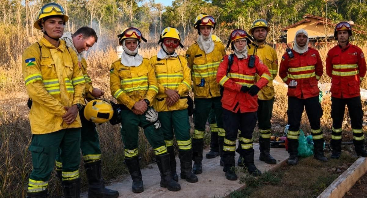 Corpo de Bombeiros e brigadistas combatem incêndio em vegetação de difícil acesso em RO