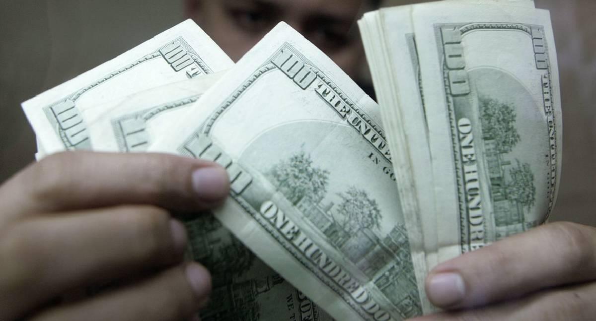 Dólar fecha estável e acumula queda de 1,82% em julho