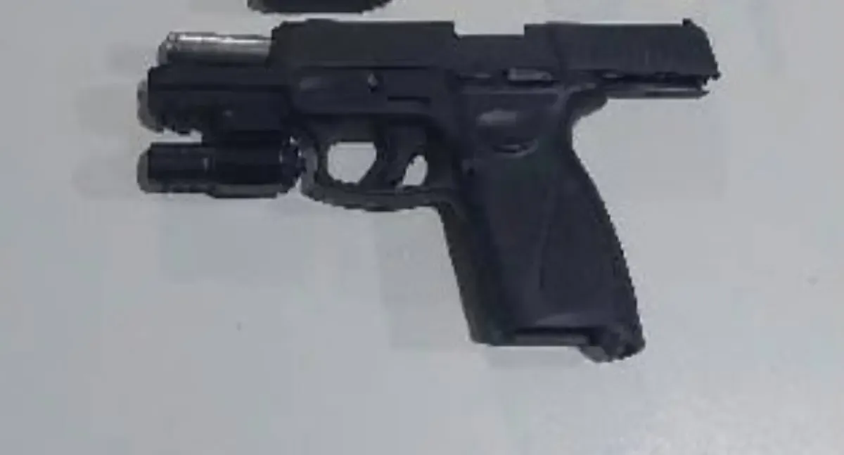 Homem é preso com pistola furtada e munições sob o banco de carro na Avenida Pinheiro Machado