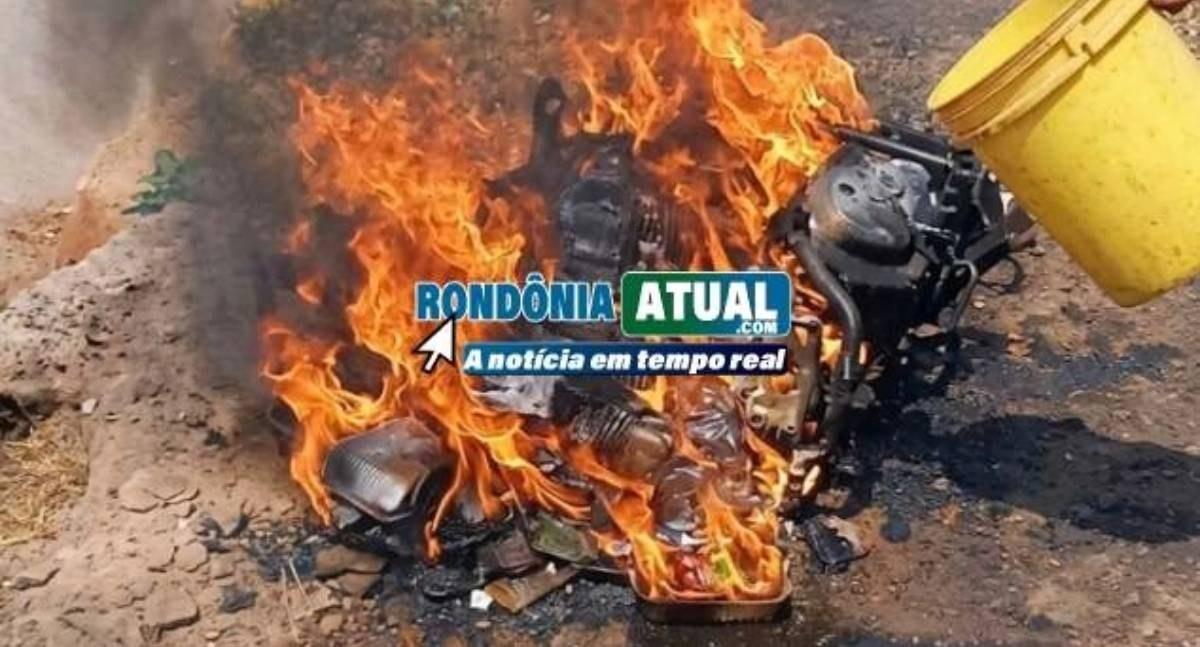 Motocicleta pega fogo depois de colisão com carro em cruzamento de RO