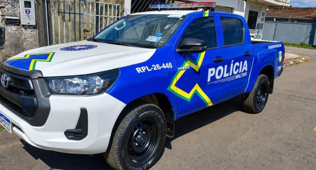 Mulher é detida pela Polícia Militar depois de atirar pedras em portão e ameaçar cortar garganta de moradores em RO