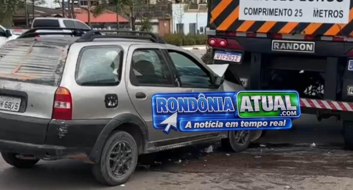 Mulher fica ferida depois de carro colidir contra carreta estacionada na BR-364