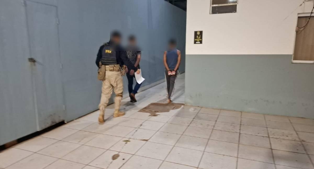 Polícia rodoviária federal prende dois foragidos da Justiça na BR-364