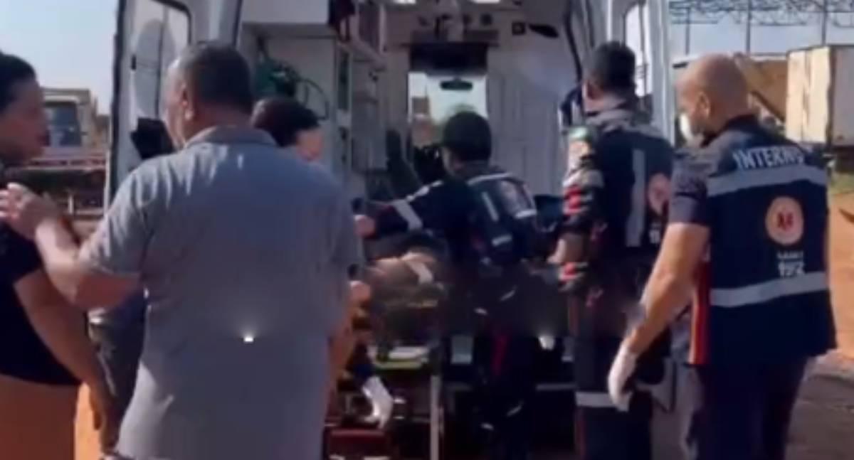 Trabalhador fica gravemente ferido depois de ser prensado por carreta em empresa na zona leste