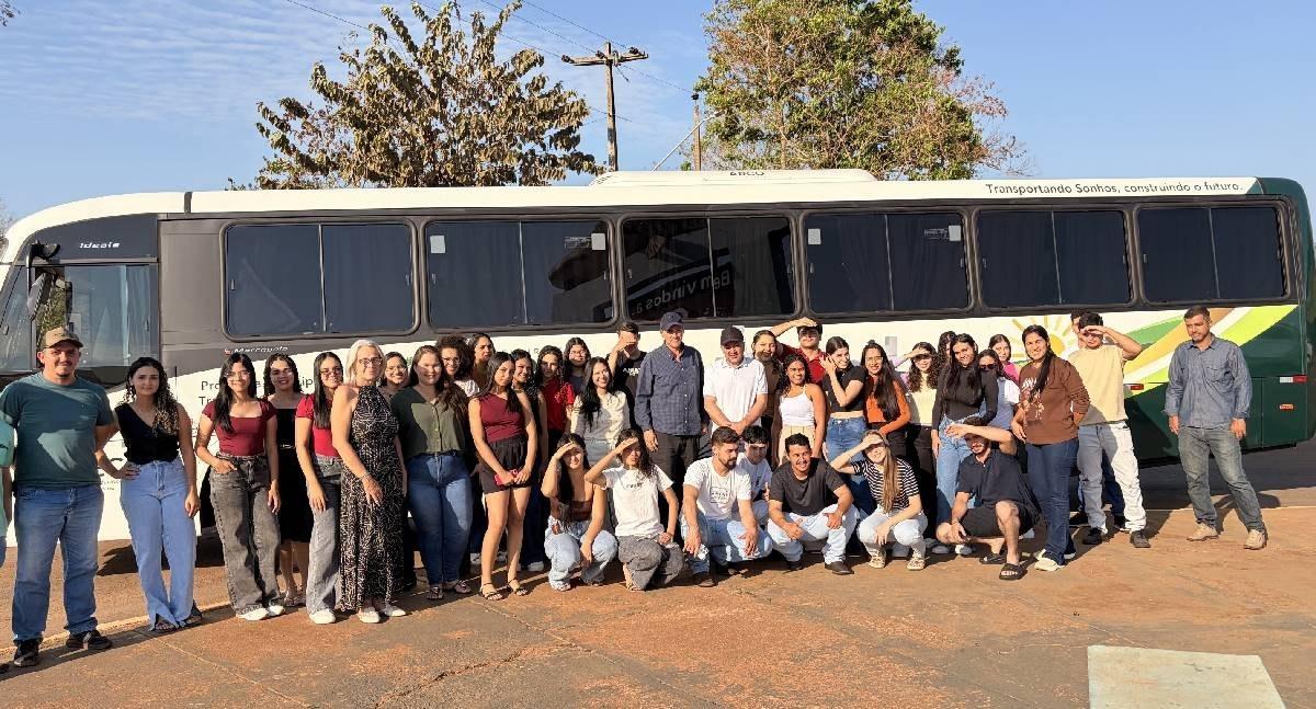 Bagattoli entrega ônibus para universitários de Cabixi